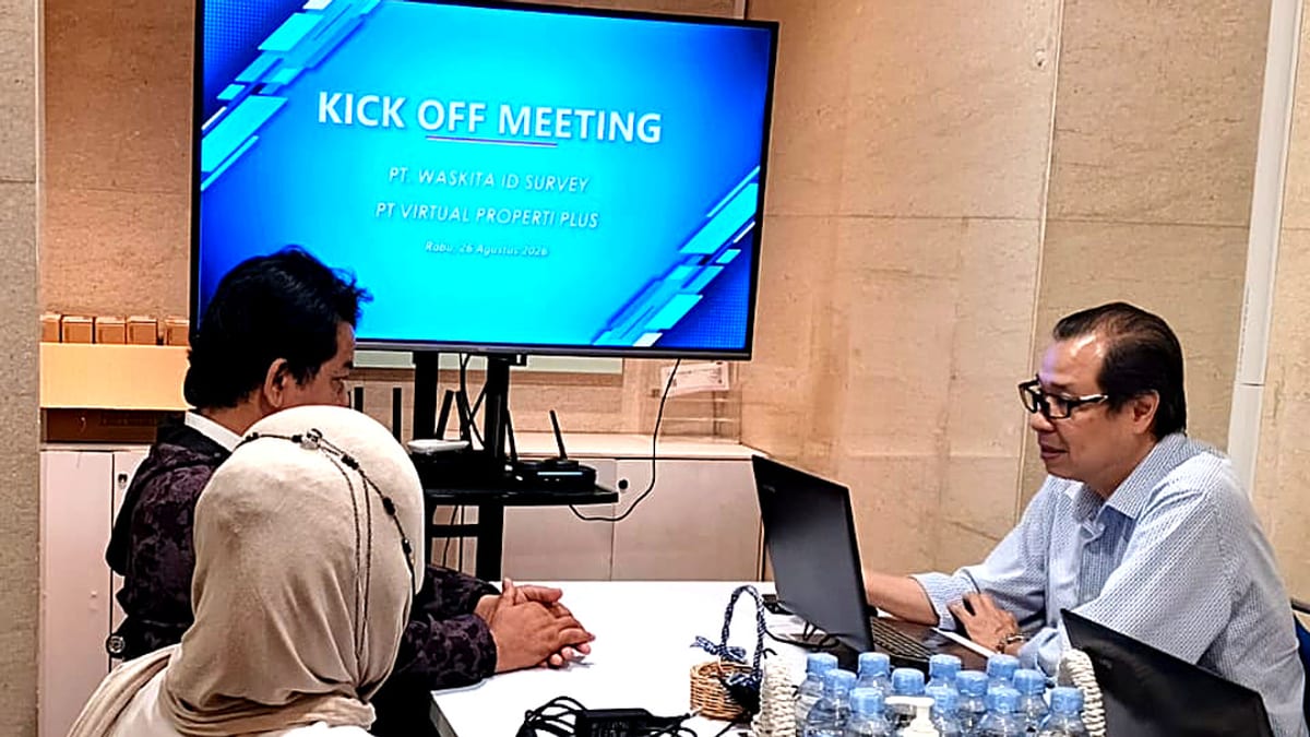 Tiga peserta rapat duduk di meja putih dengan laptop, menghadap layar televisi bertuliskan Kick Off Meeting PT. Waskita ID Survey dan PT Virtual Properti Plus, Rabu 26 Agustus 2026.